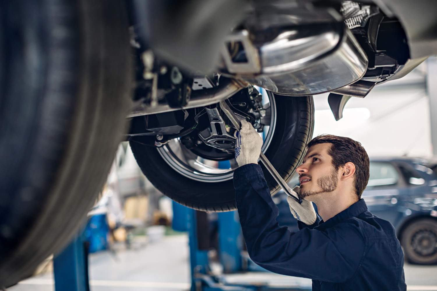 centro-servicio-reparacion-automoviles-examen-mecanico-suspension-automovil