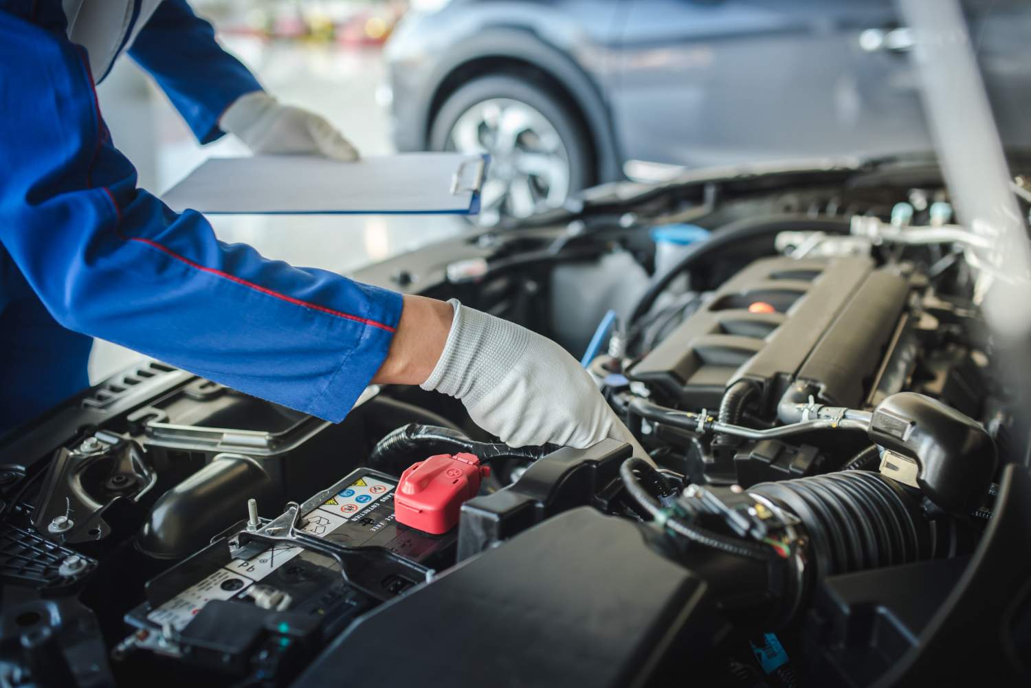 imagen-recortada-guapo-mecanico-uniforme-trabajando-servicio-automoviles-reparacion-mantenimiento-automoviles