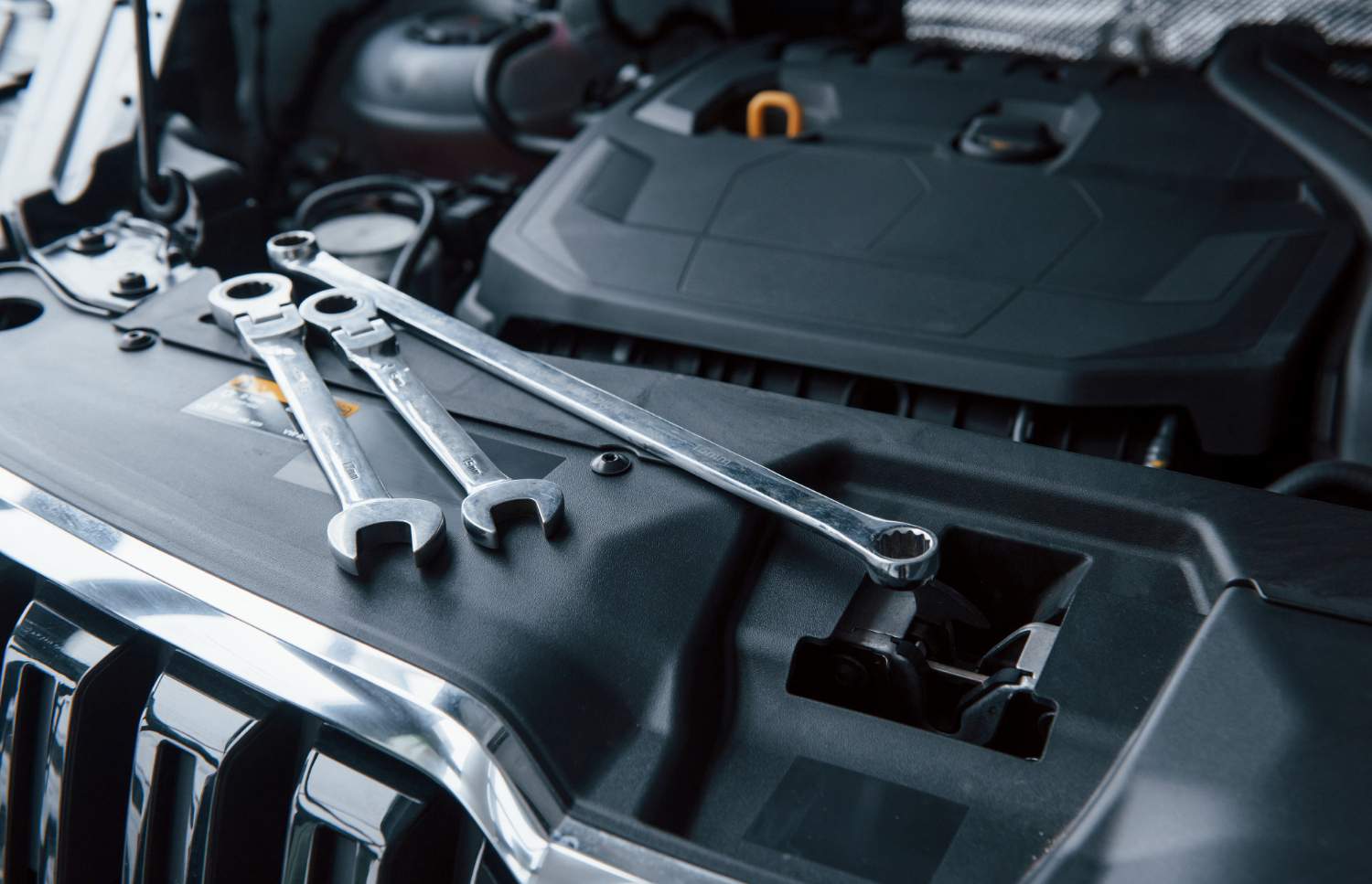 luz-natural-herramientas-reparacion-acostadas-sobre-motor-automovil-debajo-capo