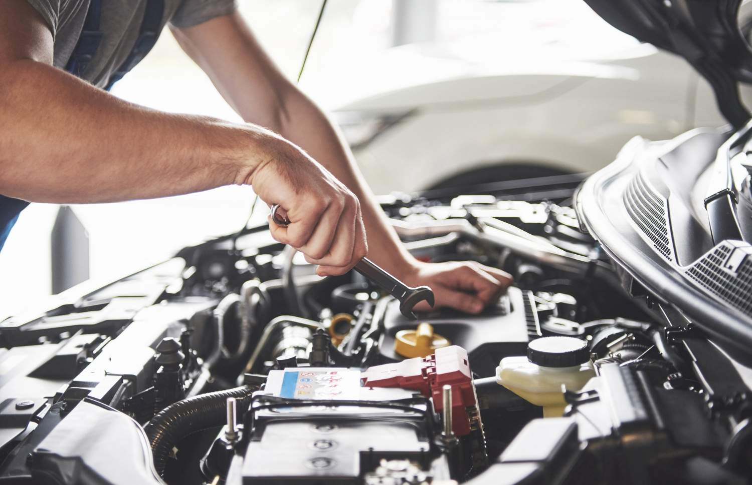 trabajador-servicio-coche-musculoso-reparando-vehiculo (1)