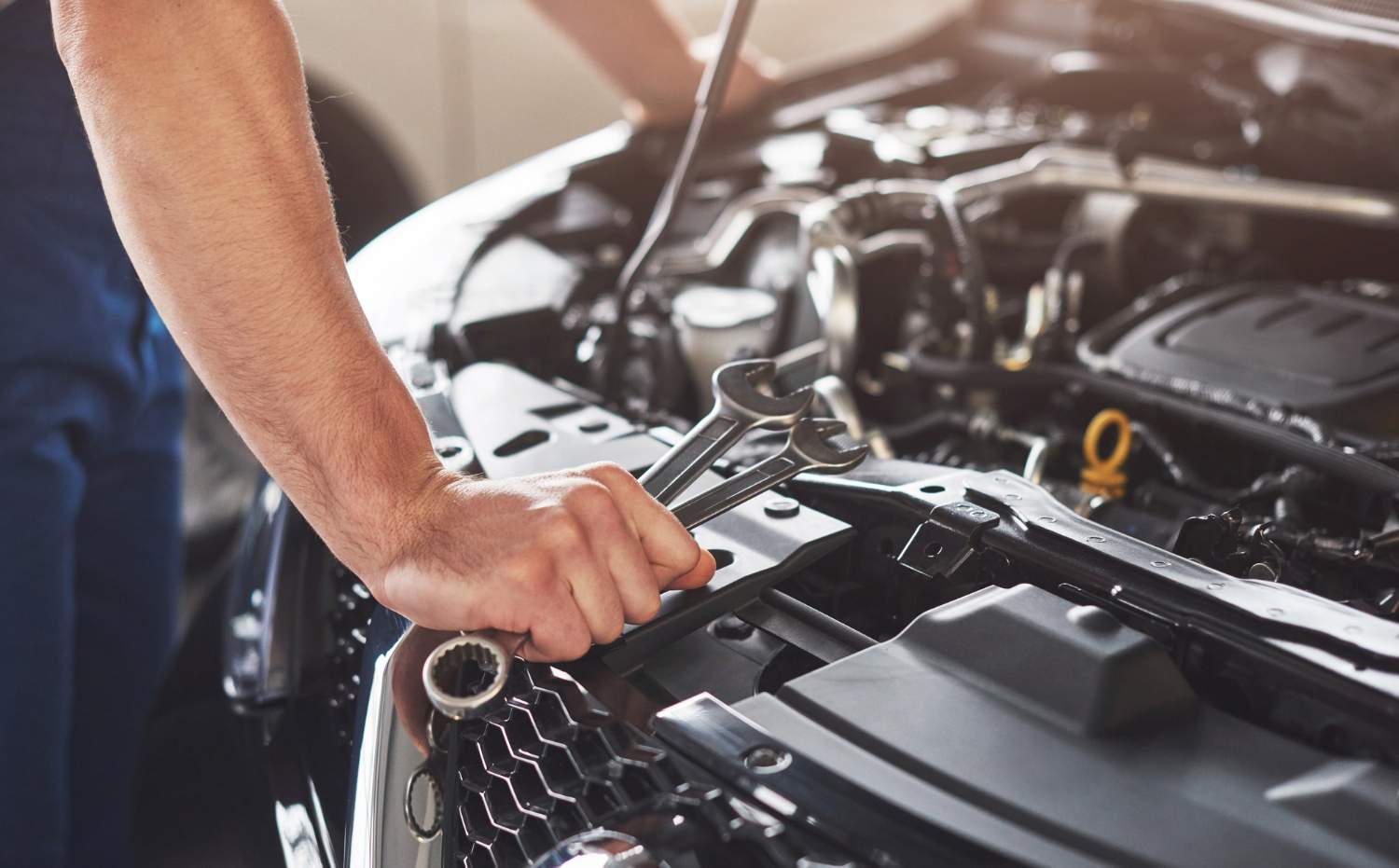 trabajador-servicio-coche-musculoso-reparando-vehiculo